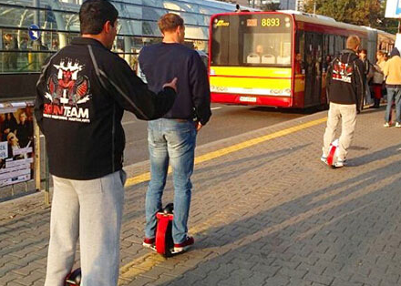 brauche sch?ne, einzigartige, elektrische Schubkarre, suchte nach Sicherheit durch die gro?e Zahl junger Menschen, als ein Transportmittel, nicht ignoriert werden kann, auf dem Weg zu, welche Erw?gungen tun-Elektro-Einrad fahren ich?