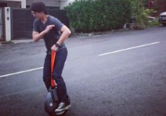 دراجة كهربائية أحادية Airwheel ركوب الخيل وتصوير مشهد مع الكاميرا في اليد