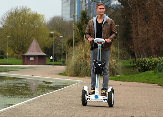 Die Airwheel S3 ist eines der meisten gelobt Modelle von Airwheel Technologie im vergangenen Jahr ins Leben gerufen. Als ein Twin-R?dern Balance Elektroroller ist das offensichtlichste Merkmal der Airwheel S3 seine breit stehend-Plattform und eine lange Kontrollraum. Es kann ein Elektro-Einrad ein bisschen anders aussehen, aber es ist wirklich Balance halten, die auf den Gyro-Grunds?tzen beruht, genau wie Airwheels andere Einr?der.