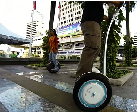 Die Airwheel ist eine führende Marke, die bei der Herstellung von der Self balancing electric Einrad spezialisiert hat. Ein Einrad Airwheel kann sich ausgewogen und Rollen bei der Fahrtrichtung über die eingebaute Gyroskop und den Beschleunigungsmesser halten. Derzeit bietet die Technologie Airwheel 10 Einrad Modellen mit einer 3er, nämlich X, Airwheel Airwheel Q und Airwheel S.