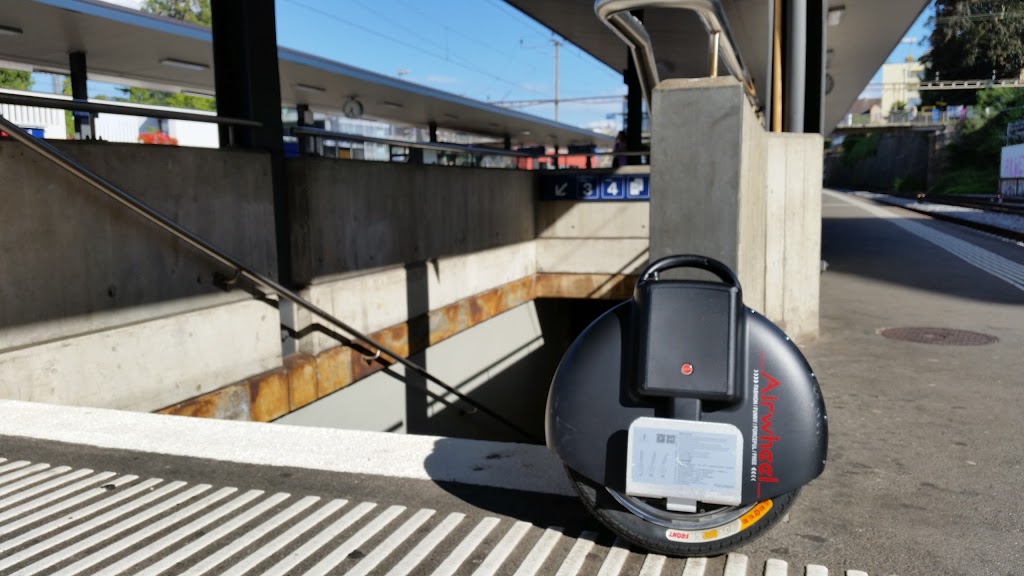 Airwheel X8 intelligent self-balancing scooter helps your commute