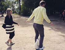  ظهور Airwheel اثنين عجلة موازنة سكوتر كهربائية ذاتية لمساعدة سكان المدينة للحصول على مشهد أكثر وضوحاً عن حياة المدينة الحديثة.