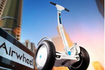 Küssen Sie die Sonne mit Airwheel S5 Zweiradfahrzeug intelligente Scooter.