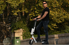 Las especiales luces delanteras y traseras de Airwheel scooter eléctrico le permiten viajar libremente por la noche, incluso donde no hay farolas.      