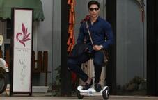 Airwheel S6 saddle-equipped electric scooter is the extension of your car, an elf passing through in the city. 