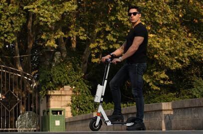 Por lo tanto, Airwheel Z3 auto-equilibrio scooter eléctrico cuenta con un estilo delgado.