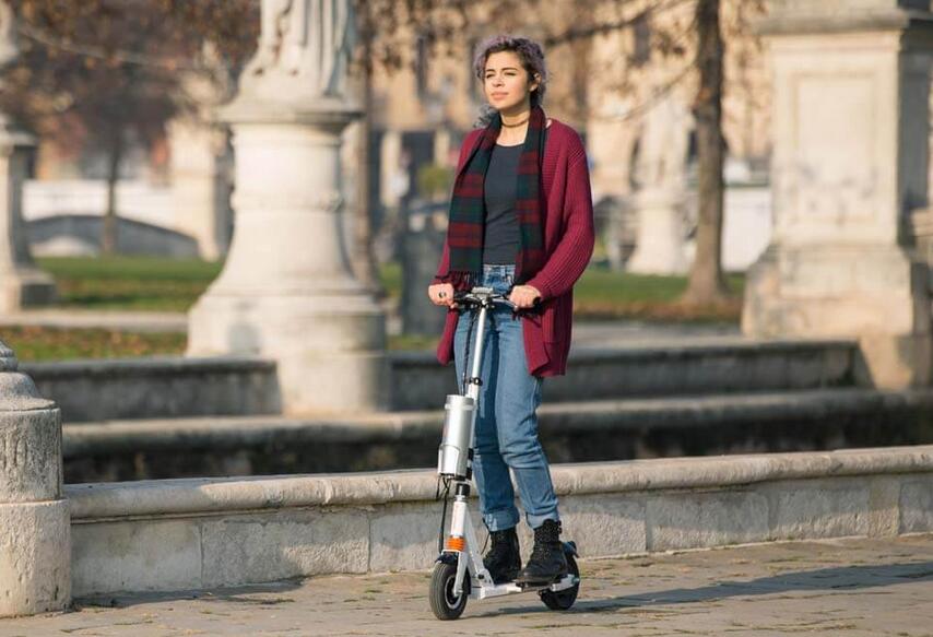 Dispone di due ruote, come una mini bicicletta, ma una forcella anteriore in acciaio che formano la struttura.