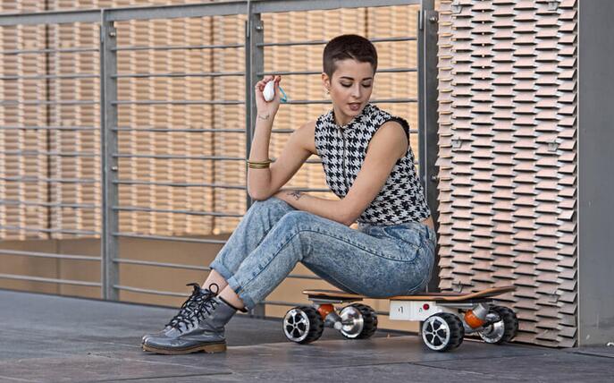 Potrebbe essere una fantasia skateboard elettrico da alcune startup come Airwheel. Perché lo skateboard è stato realizzato?