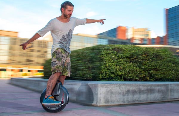  وبالإضافة إلى ذلك، Airwheel X8 ميزات 16 بوصة تضخيم محور العجلة، مما يقلل من دحر زاوية ويحسن تأثير قبضة.