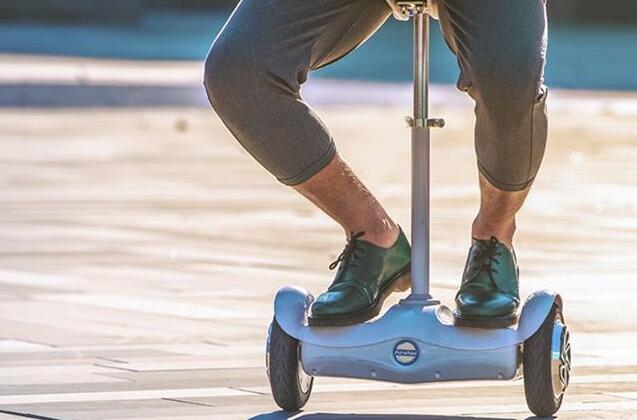 Airwheel S6 attrezzata sella scooter è stato il fuoco per questa industria e degli utenti fin dalla sua apparizione. 