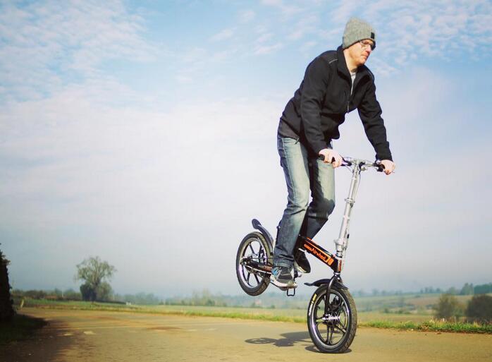  자전거에 비해 Airwheel R5는 쉽게 수행 하 고 버스 또는 지하철에 반입할 수 있습니다. 