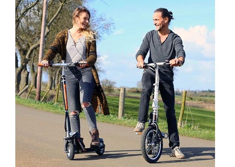 Airwheel 모든 교통 체증 건너 오는 없이로에 시간을 절약 하 고 뿐만 아니라 에너지를 저장할 수 있습니다.