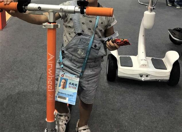  مؤهل تماما للمساعد المنزلي الذكي ورفيق، Airwheel الذكية كرسي متحرك يوضح تماما قوة قوية وحرص المراقبة لتغيير في البحث والتطوير والتكنولوجيا في التسويق.