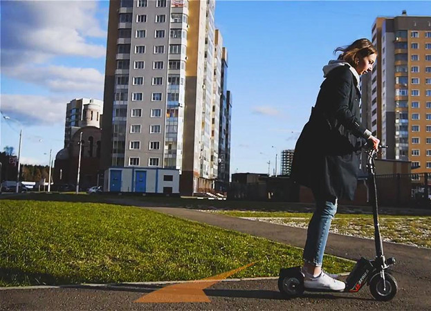 Airwheel Z5 doppio ruote scooter elettrico è abbastanza chiaro e possono essere piegati in tre parti, che prende solo piccolo spazio. 