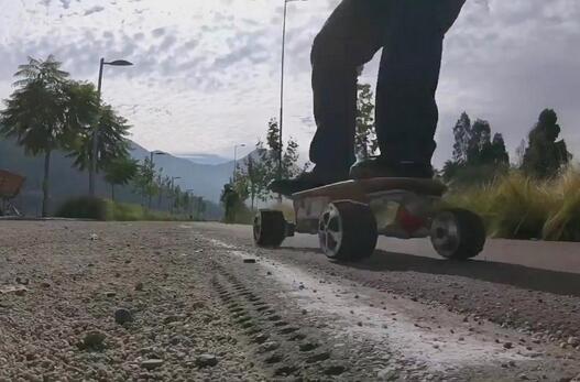 Il telecomando senza fili è un enorme passo in M3, che lo distingue da quelli tradizionali skateboards.